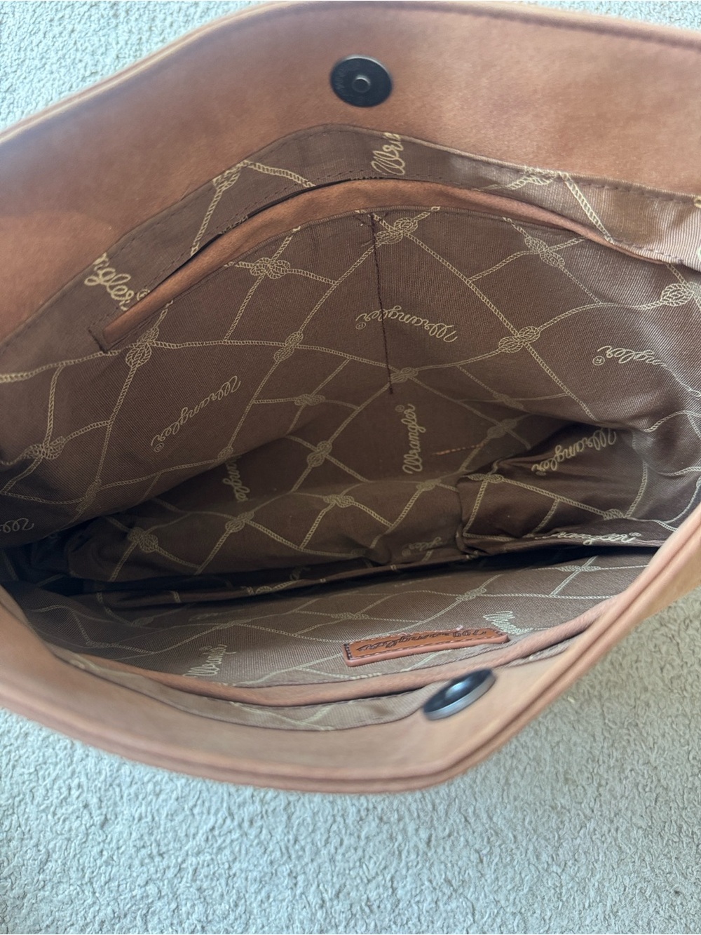 NWT WRANGLER WOMEN'S SHILOH FRINGE
STUDDED HOBO BAG - Brown/Tan - Picture 11 of 11